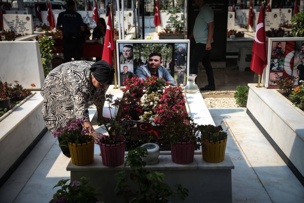 Bayram arifesinde şehitliklerde hüzün: Kahramanlara koştular 10